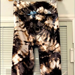strut this Size SMALL tie-dye Leggings.  Medium compression.